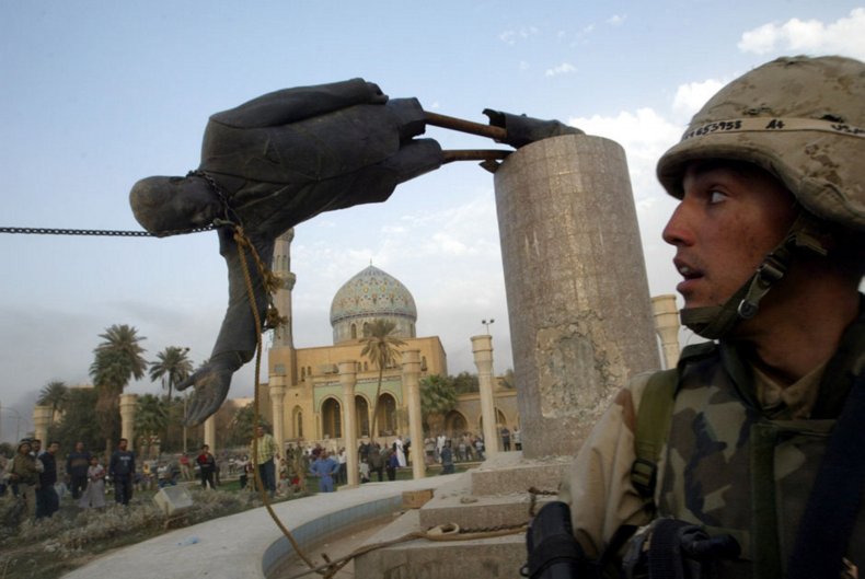 Saddam Hussein statue falls