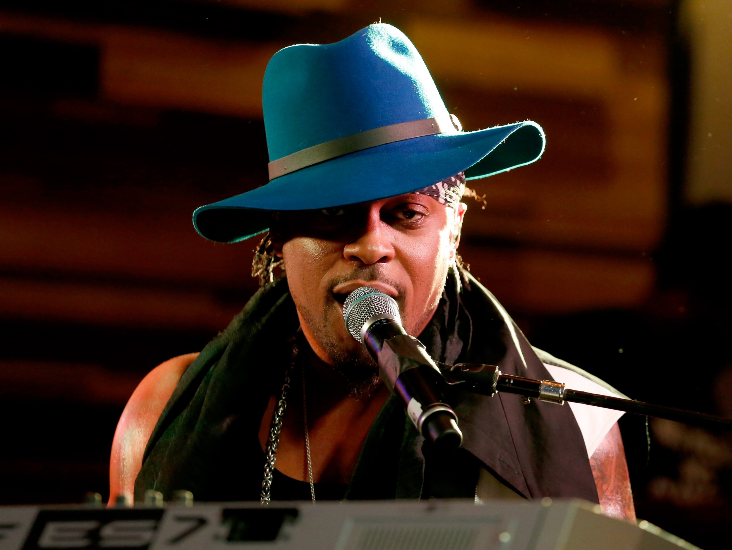  D'Angelo performs onstage 