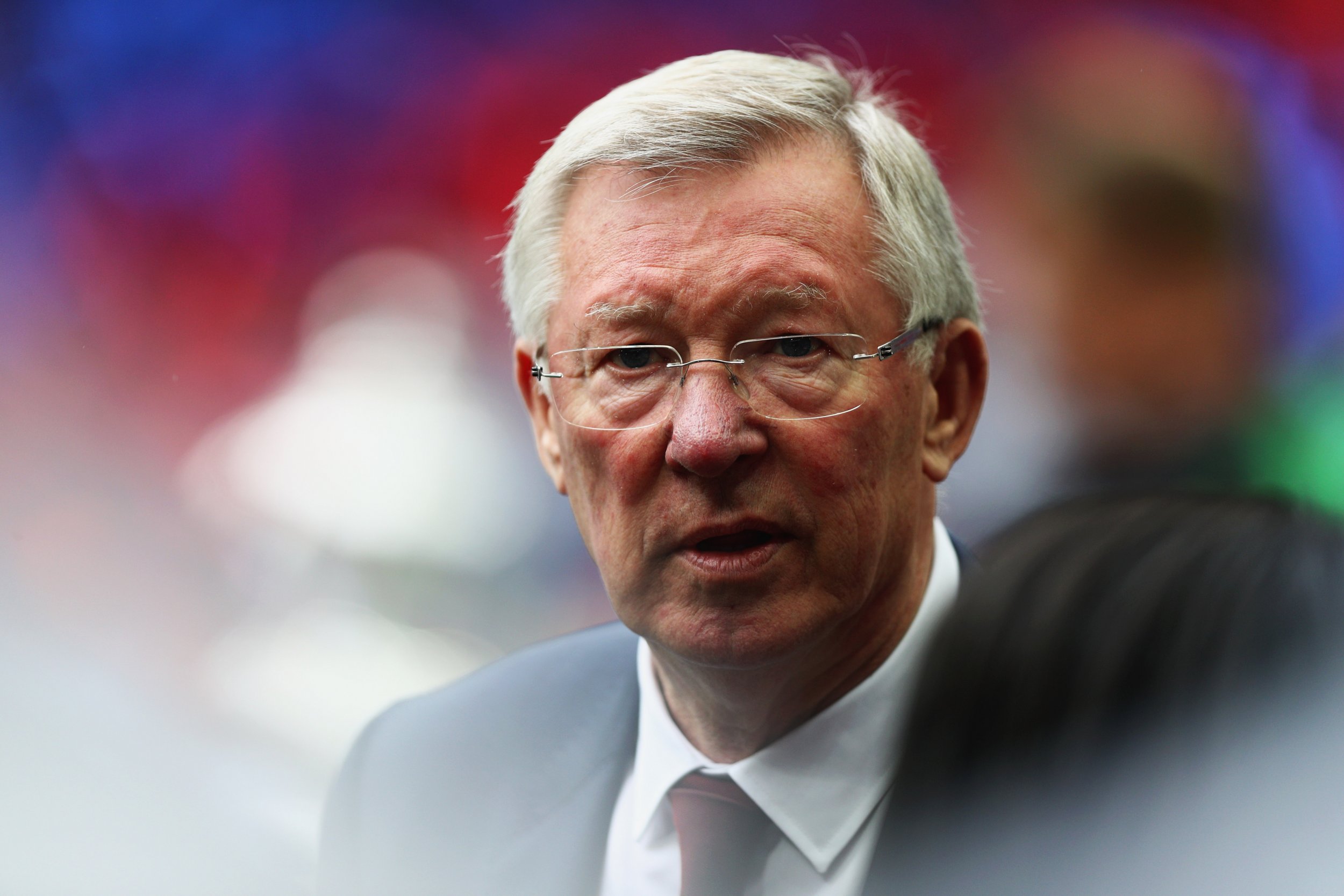  Sir Alex Ferguson, the legendary manager of Manchester United, is seen here expressing his disapproval, likely towards the gray jersey that the team wore during a match, which he believes contributed to their loss.