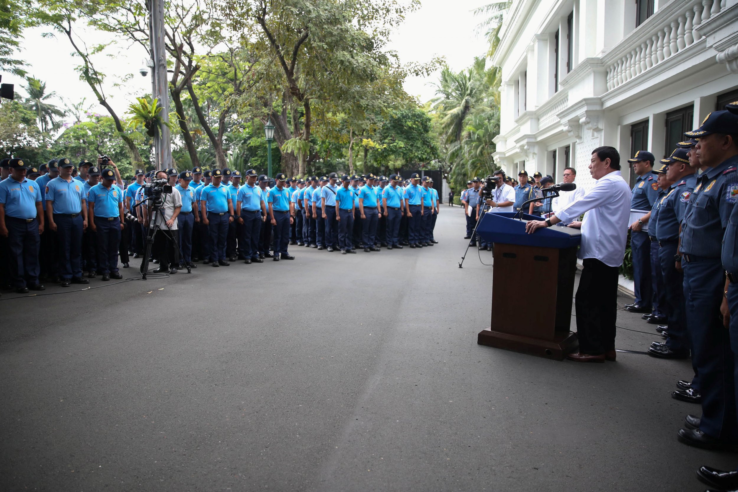 Duterte address rogue cops on live TV