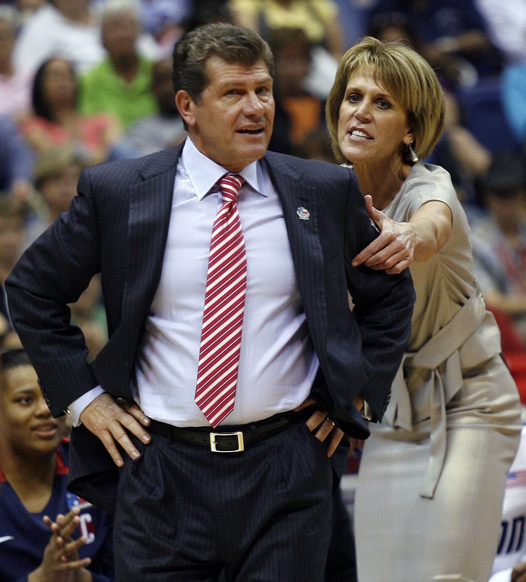 Introducir 56+ imagen coach geno auriemma - Abzlocal.mx