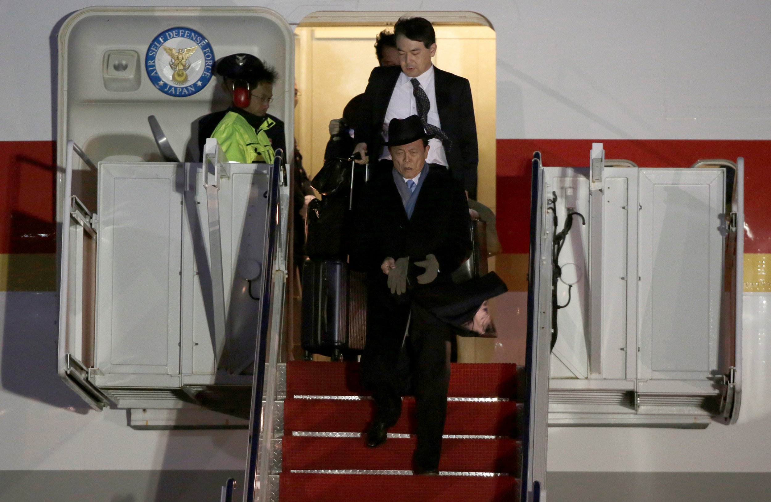 Abe leaves plane to meet Trump