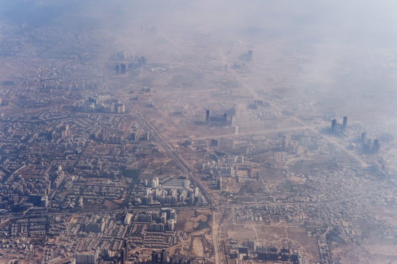 Smog envelopes Delhi