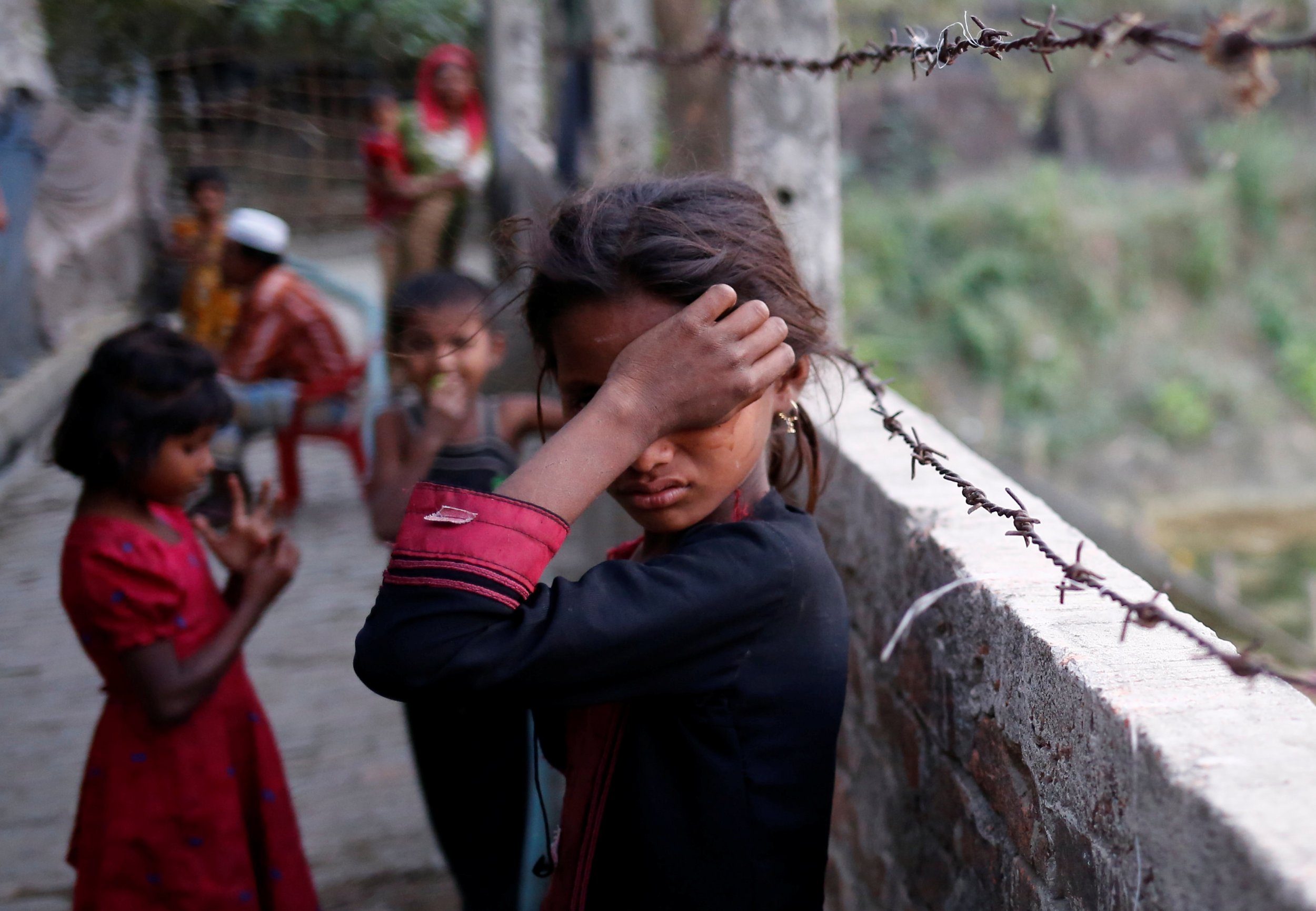 Rohingya girl cries