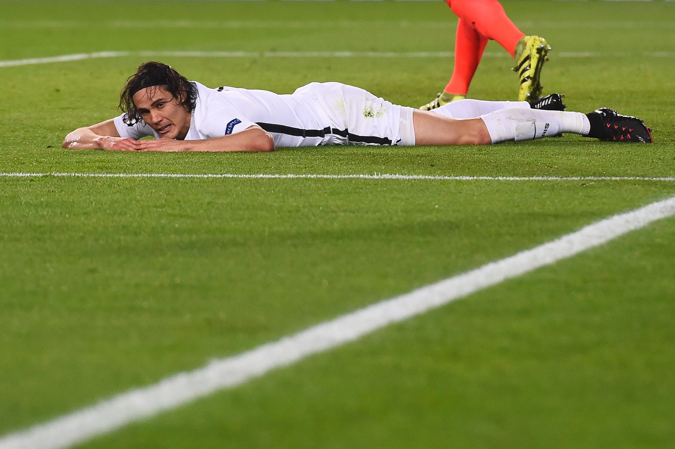 Paris Saint-Germain striker Edinson Cavani, bottom.