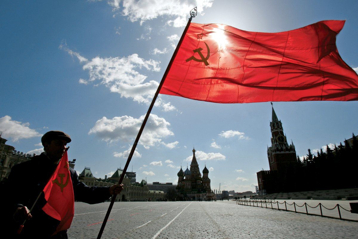 Who is russians. Браудер коммунист. Флаг вперед. Другая Россия. Russland Flag Fly.