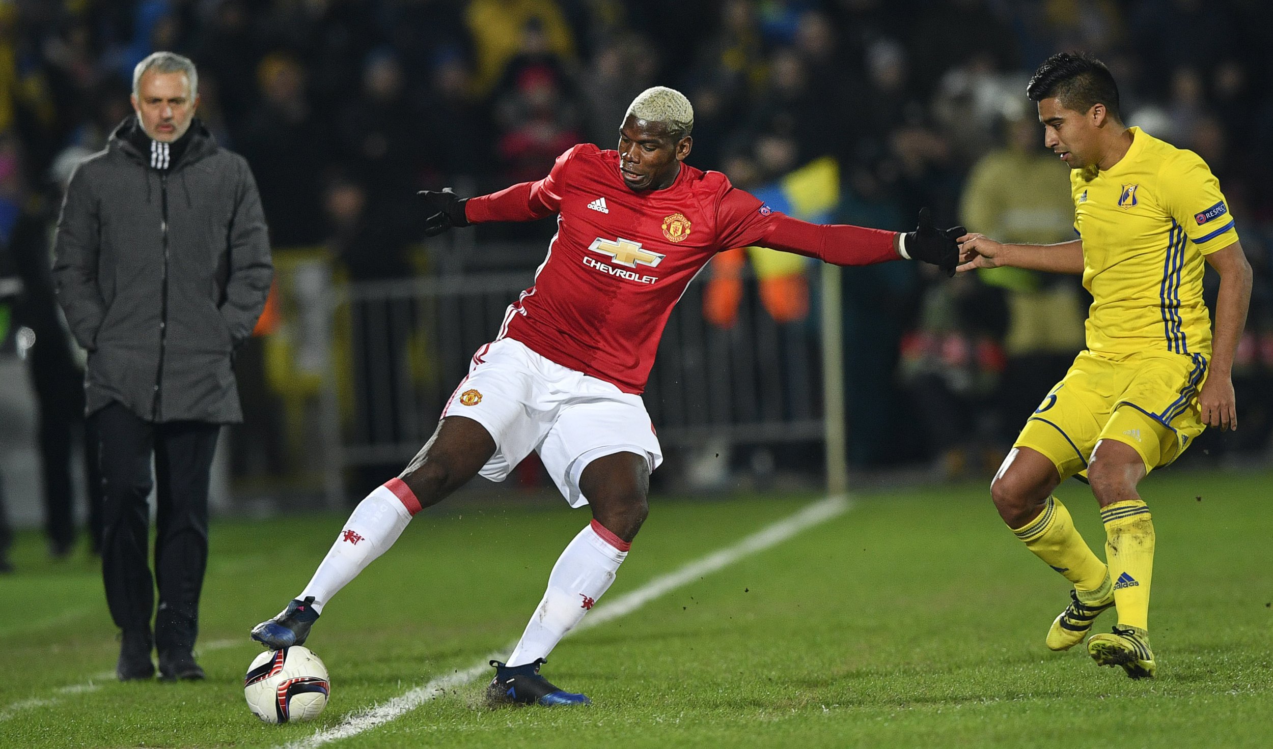 Manchester United midfielder Paul Pogba, center.