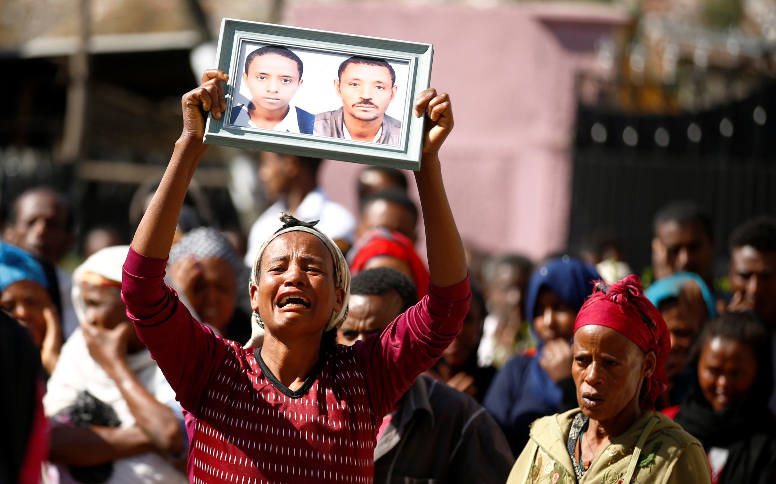 Ethiopia landslide mourners