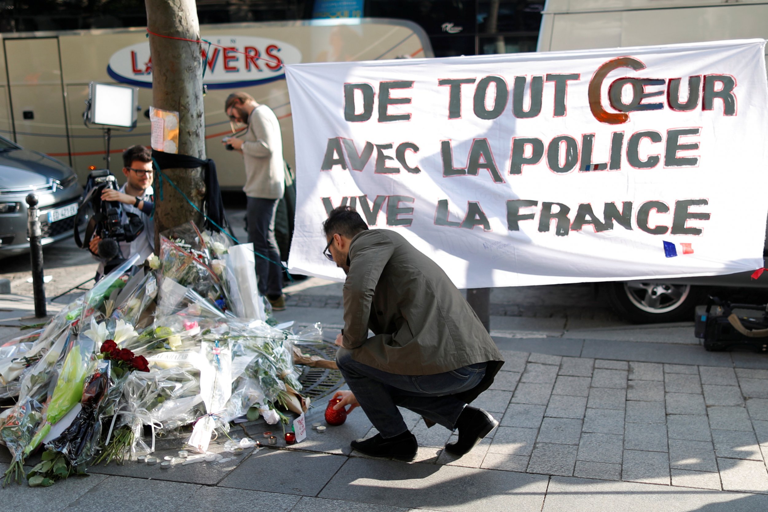 Memorial for the policeman shot on the Champs-Élysées