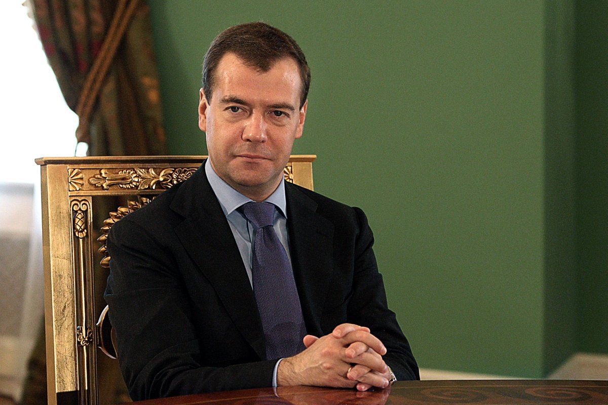 Medvedev May Edge Out Putin as Russia's Top Leader