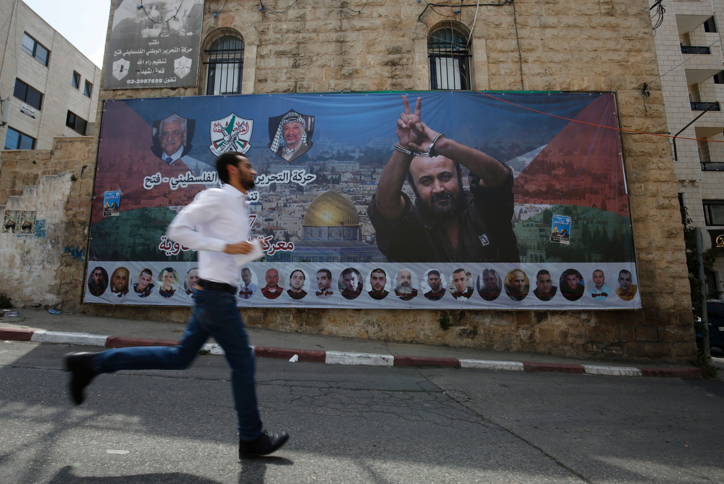 Palestinian prisoner mural