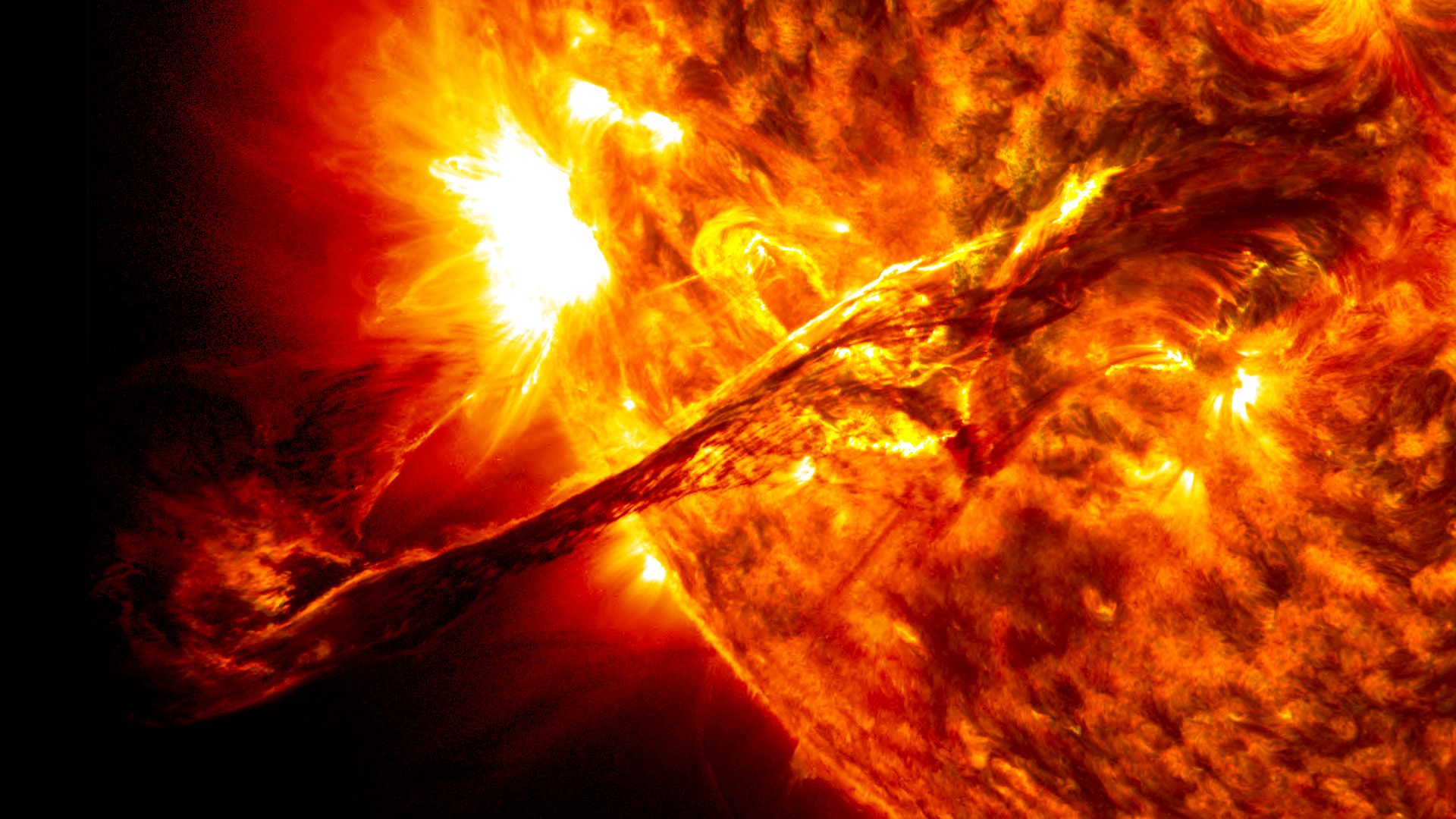 massive-sunspots-and-solar-flares-the-sun-has-gone-wrong-and