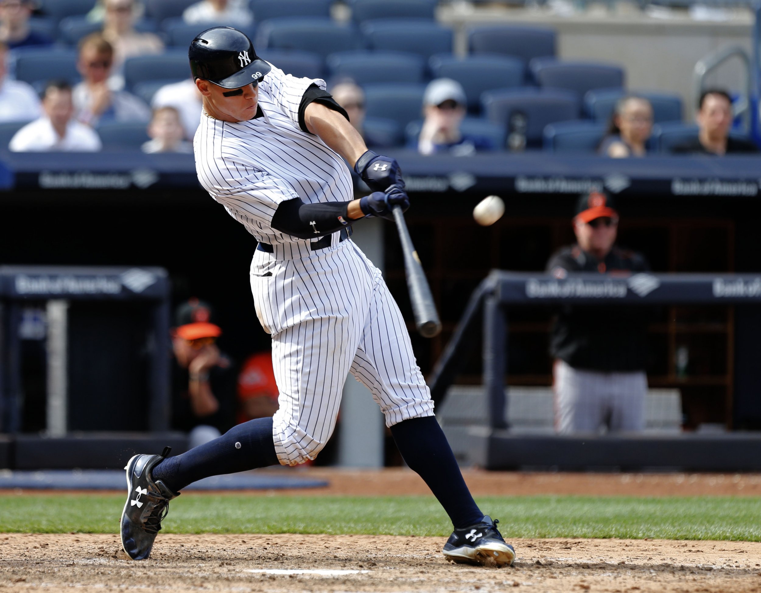 Aaron Judge begins taking cage swings off tee in his rehab