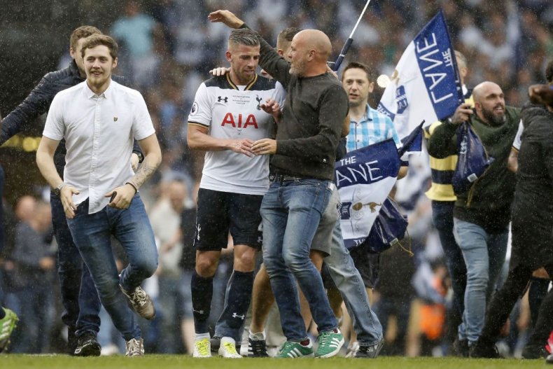 Alderweireld Mobbed