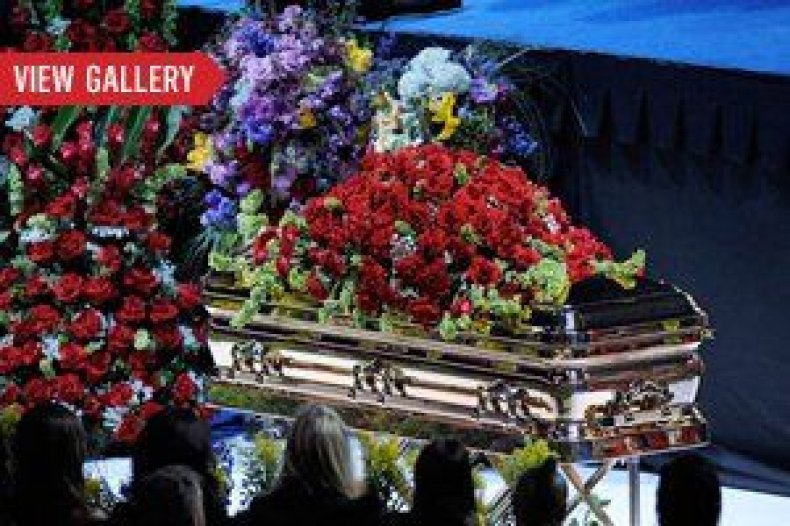 gal-tease-famous-celebrity-tombs