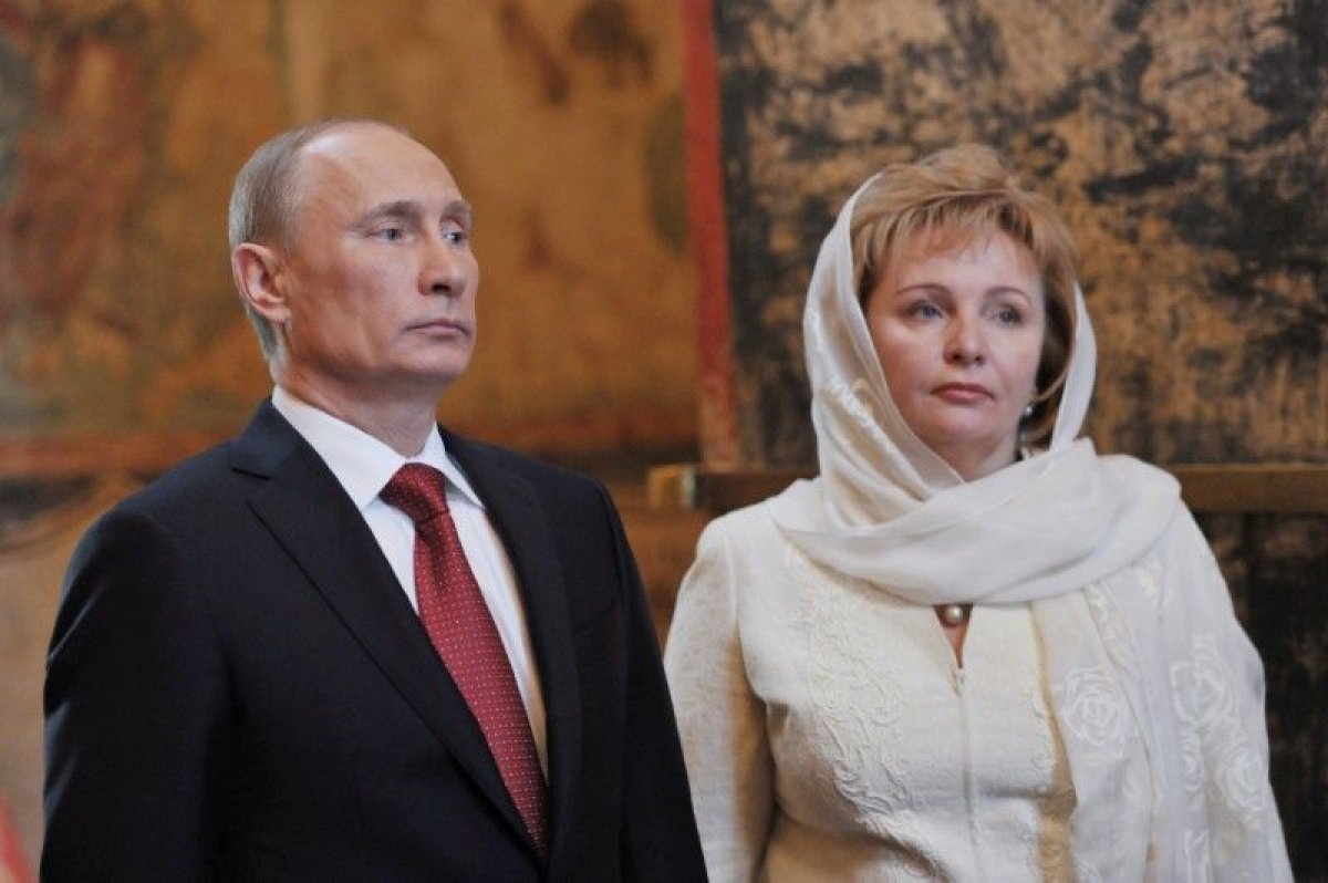 Vladimir Putin (L) and his wife Lyudmila