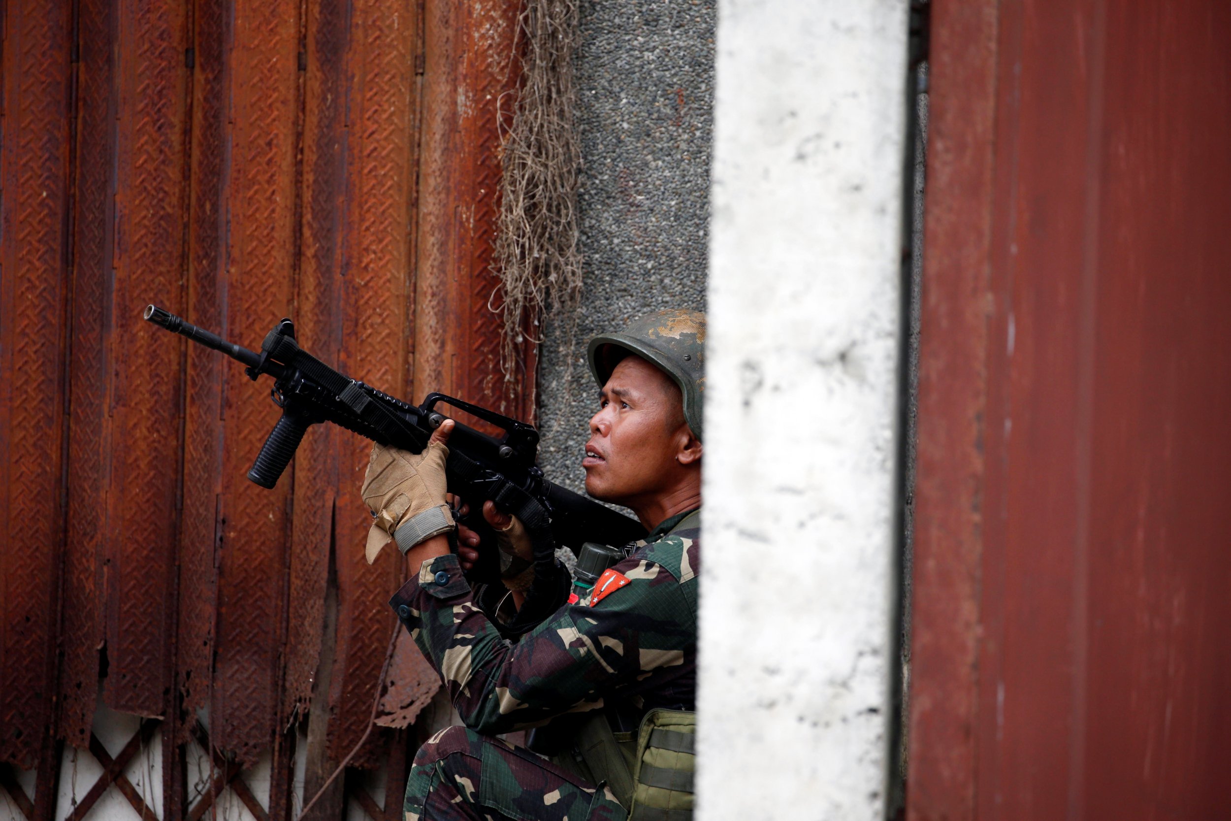 ISIS Fighters 'Execute Civilians' as Philippines Siege ...