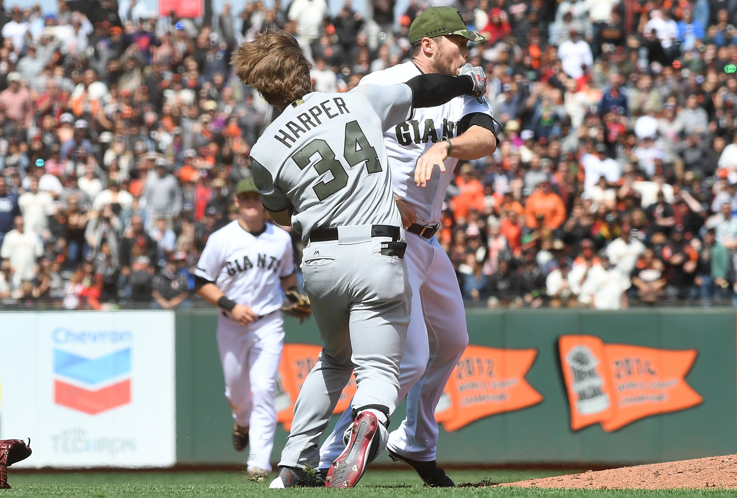 Bryce Harper of Washington Nationals, Hunter Strickland of San Francisco  Giants start bench-clearing brawl - ESPN