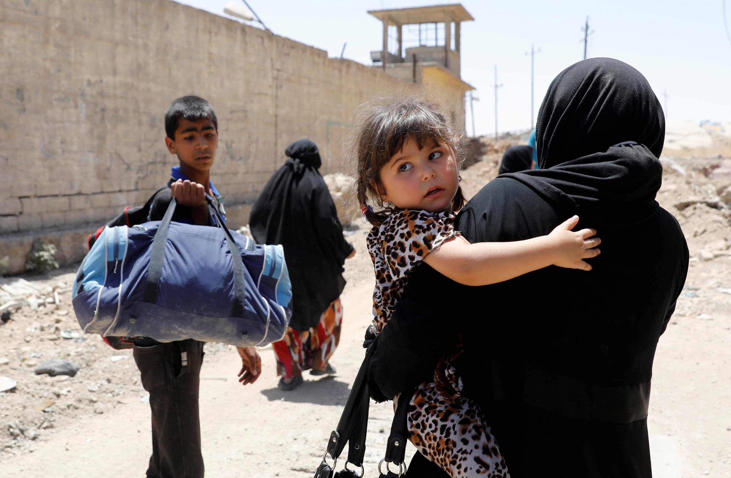 ISIS Is Gunning Down Children Among Hundreds of Fleeing Civilians in ...