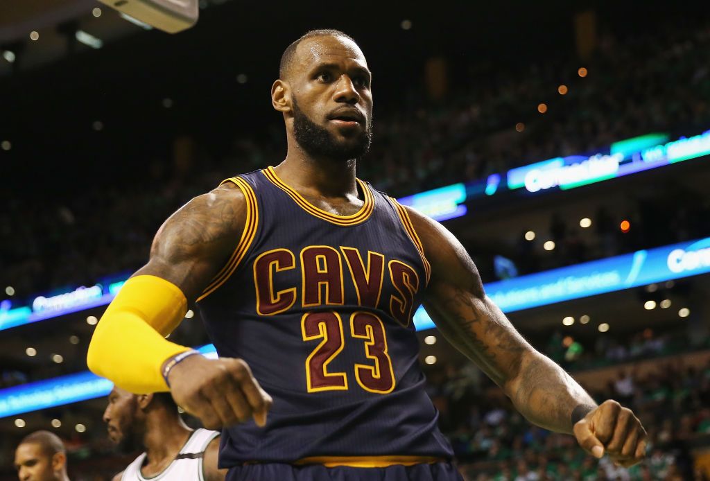 LeBron James returns to TD Garden in purple and gold alongside