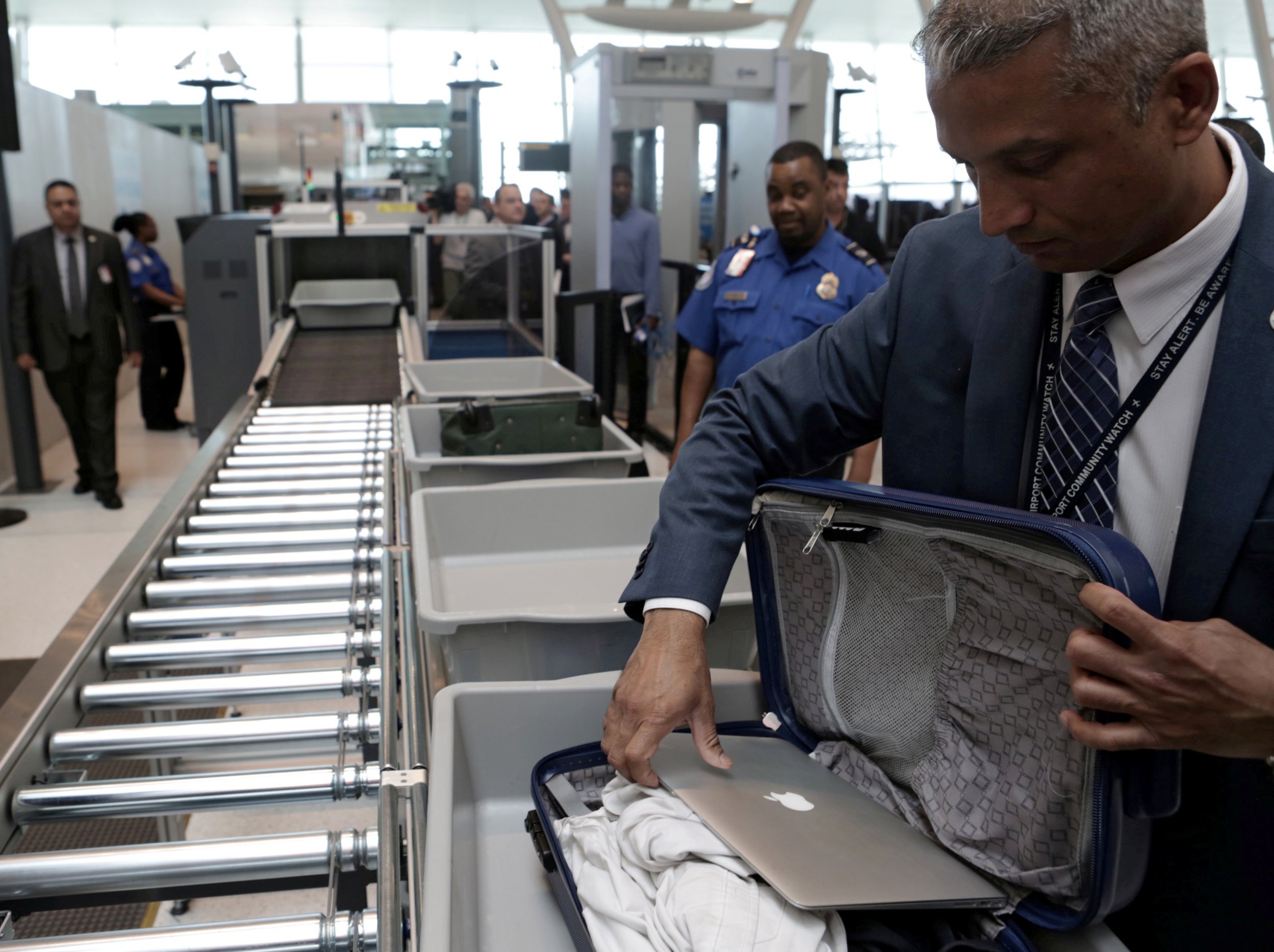 How airport scanners check your bag is safe to fly - BBC News