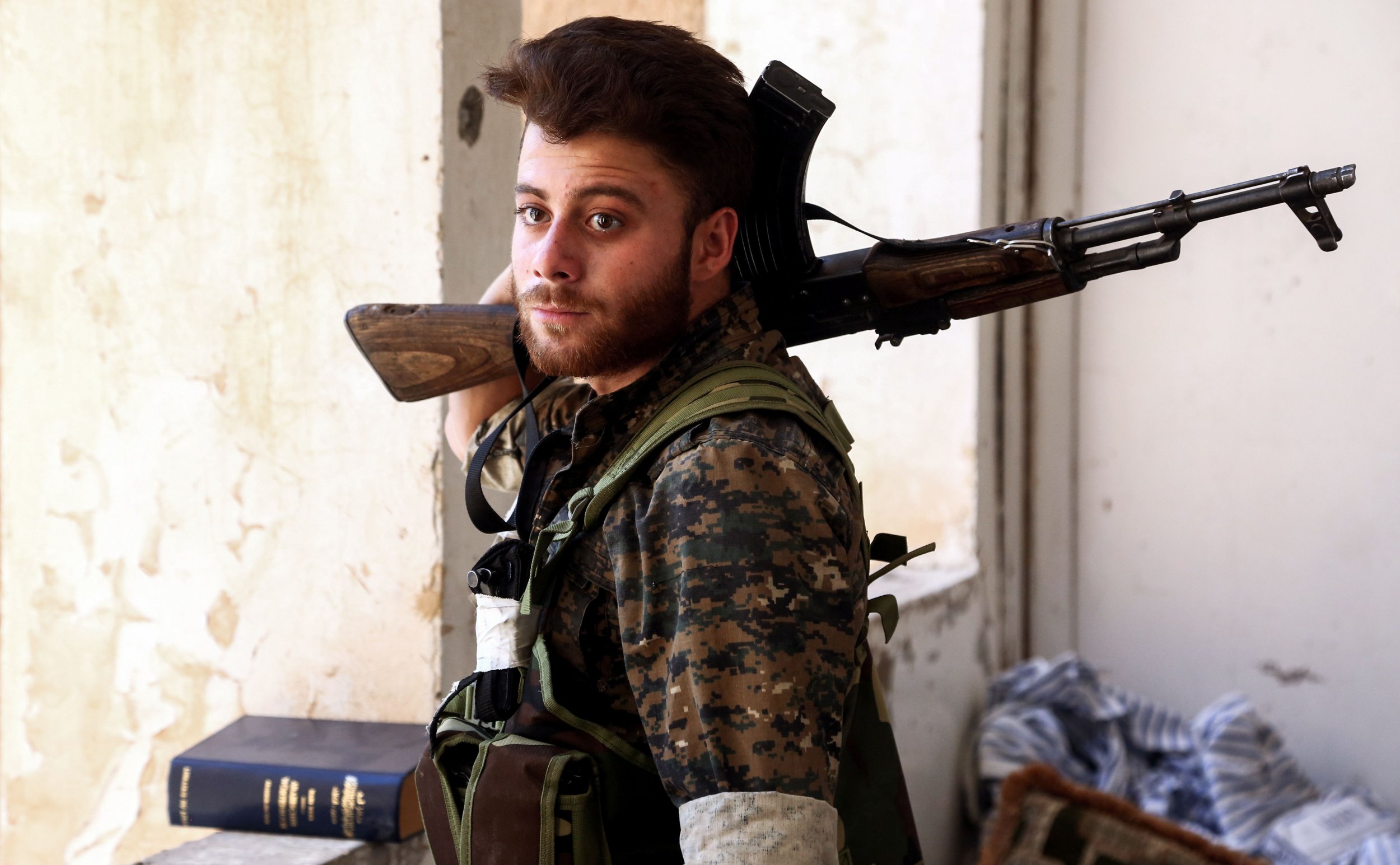 Why Negotiating With Terrorists Is Always A Mistake (Gif Proof) - 907e0p9