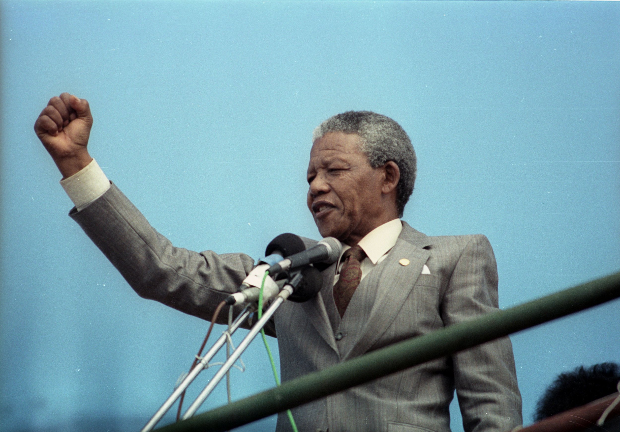 Nelson Mandela addresses crowd