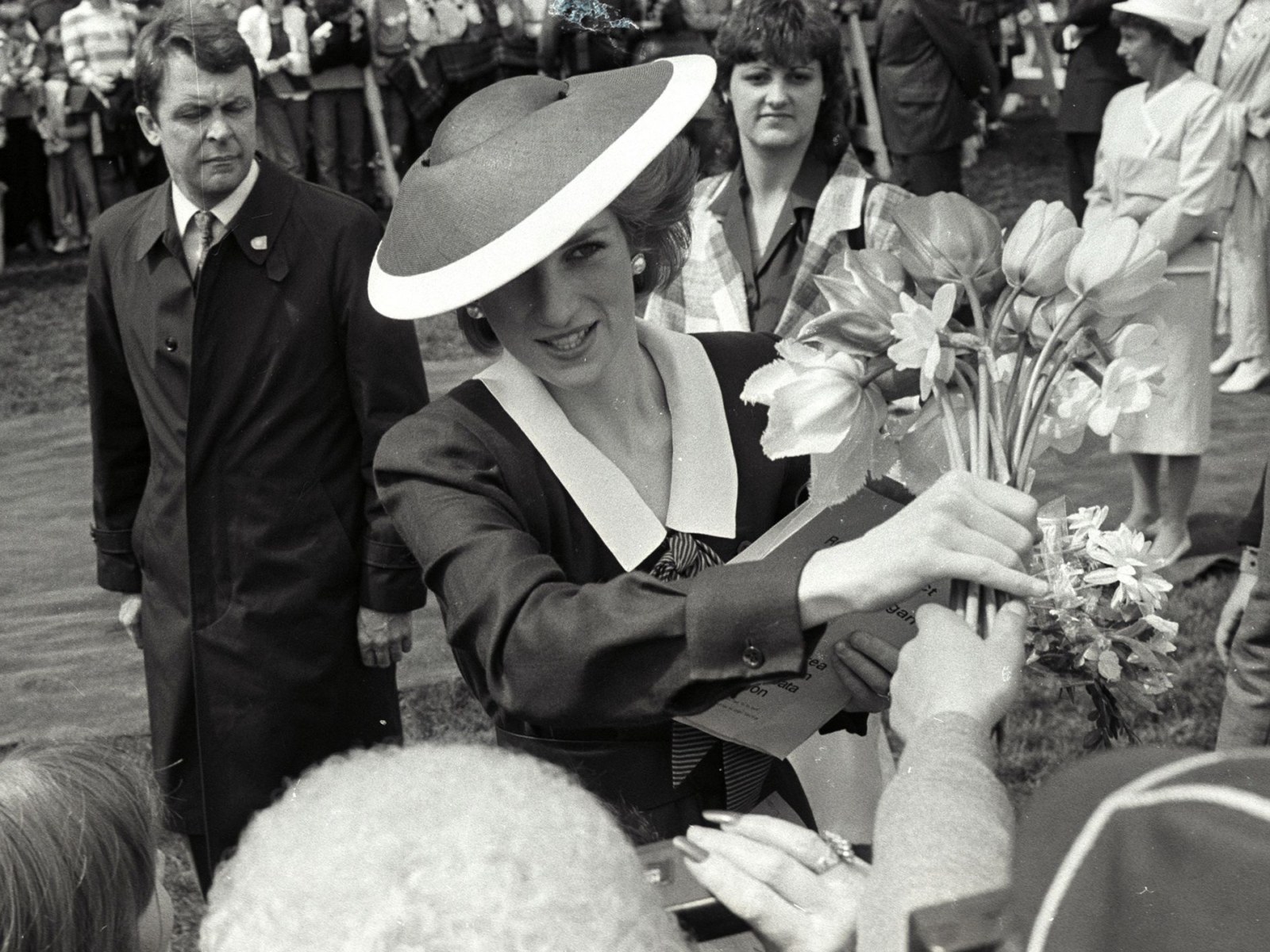 What It Was Like At Princess Diana S Funeral With Queen Elizabeth Prince Charles Hillary Clinton And Tom Hanks