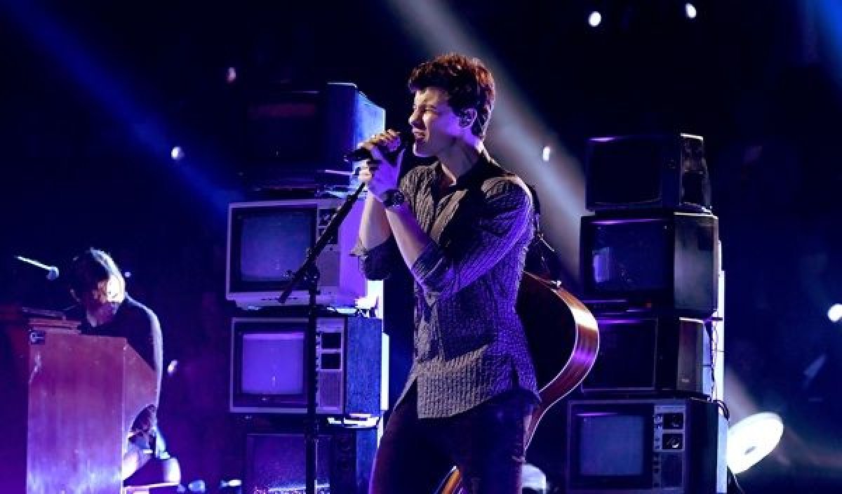 Shawn Mendes performs onstage during the 2017 MTV Video Music Award