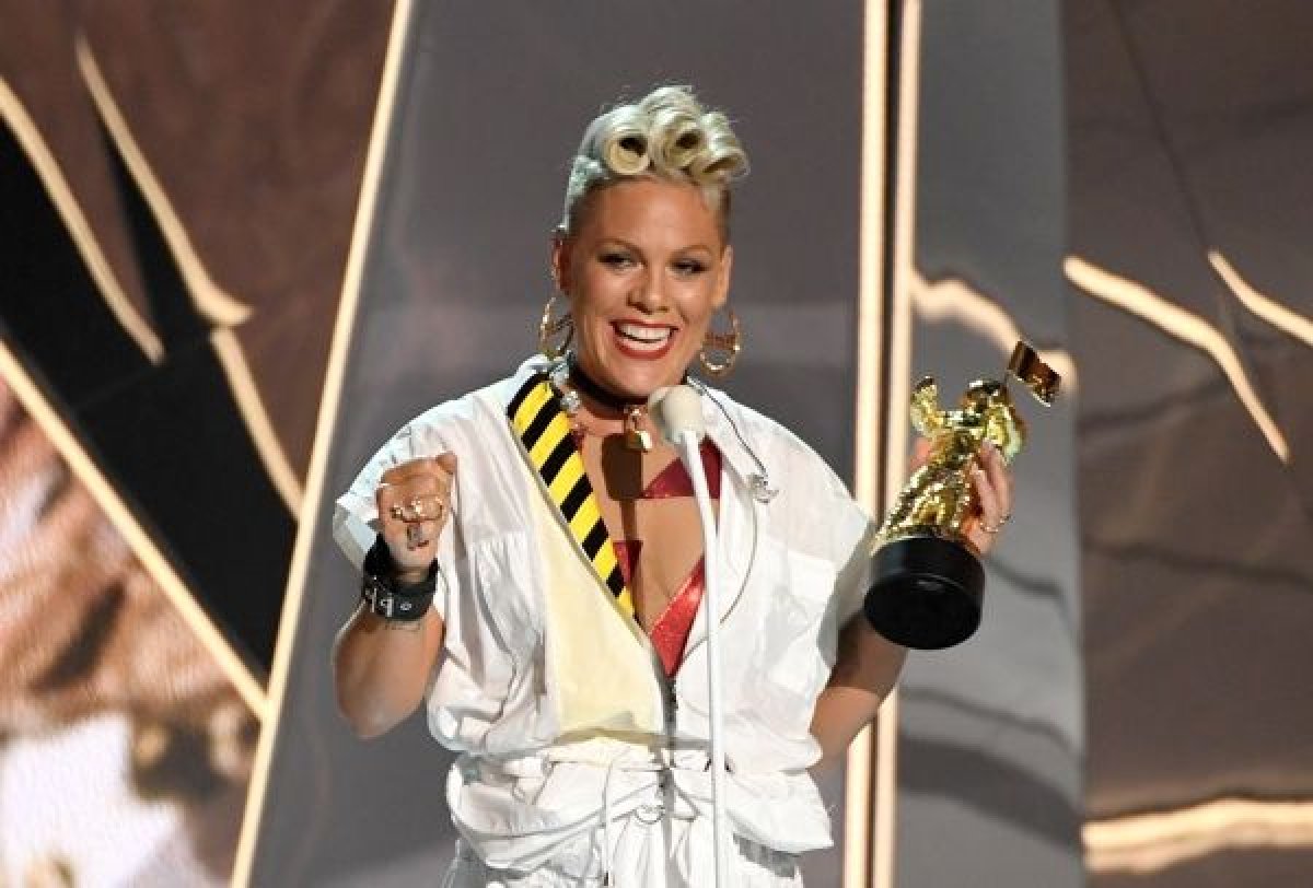 Pink accepts the Michael Jackson Video Vanguard Award onstage during the 2017 MTV Video Music Awards