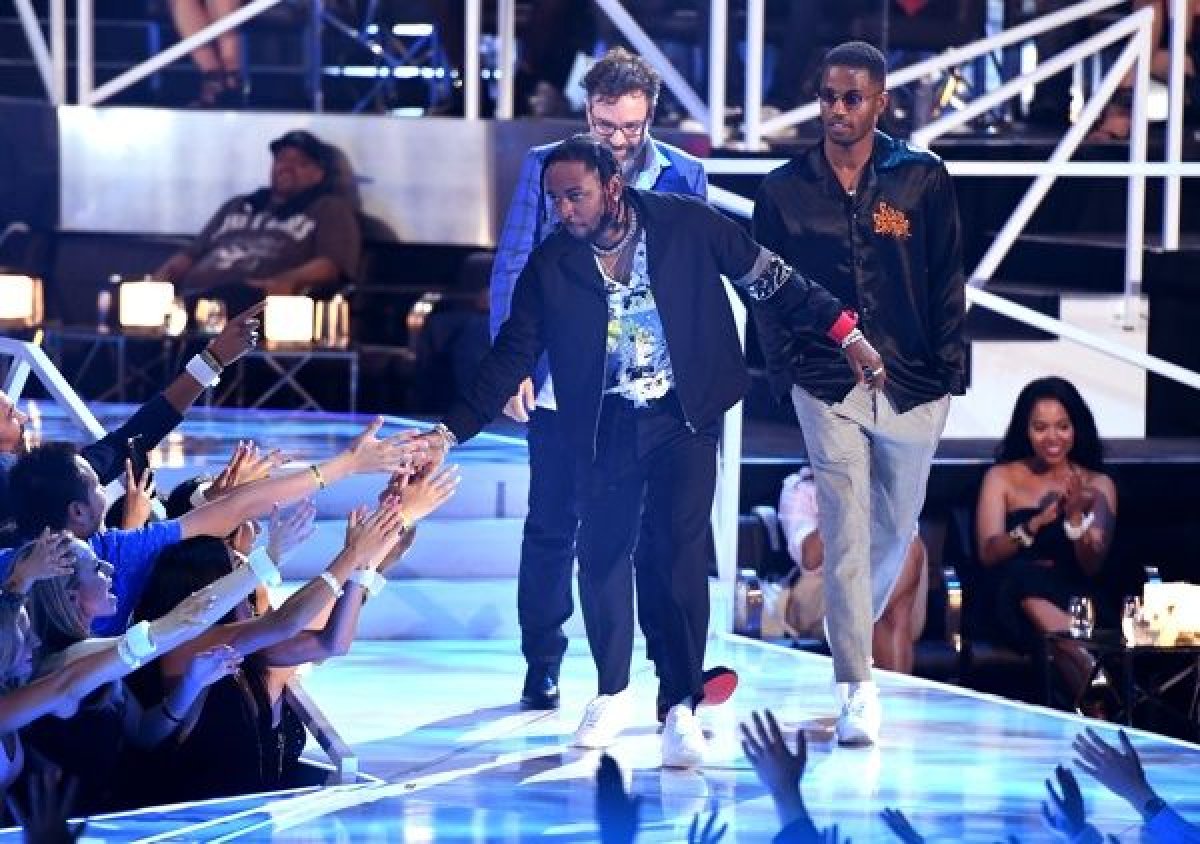 Kendrick Lamar accept the Best Hip Hop award for 'Humble' onstage during the 2017 MTV Video Music Awards