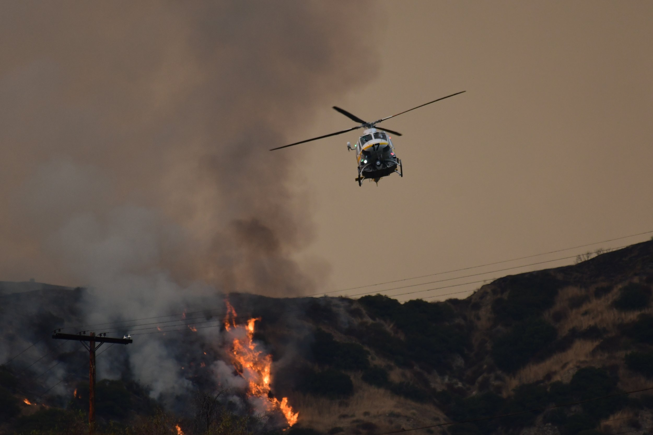 Los Angeles Fire: Hundreds Ordered to Evacuate as La Tuna Fire Engulfs ...