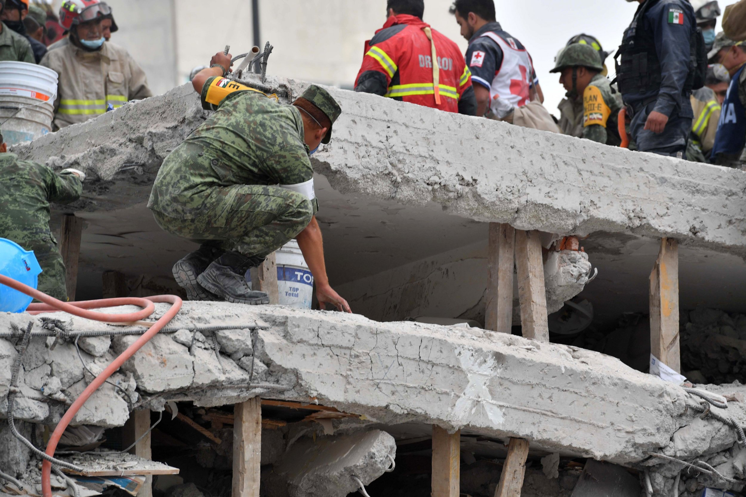 Mexico Earthquake Photos Dozens Pulled from Rubble as Death Toll