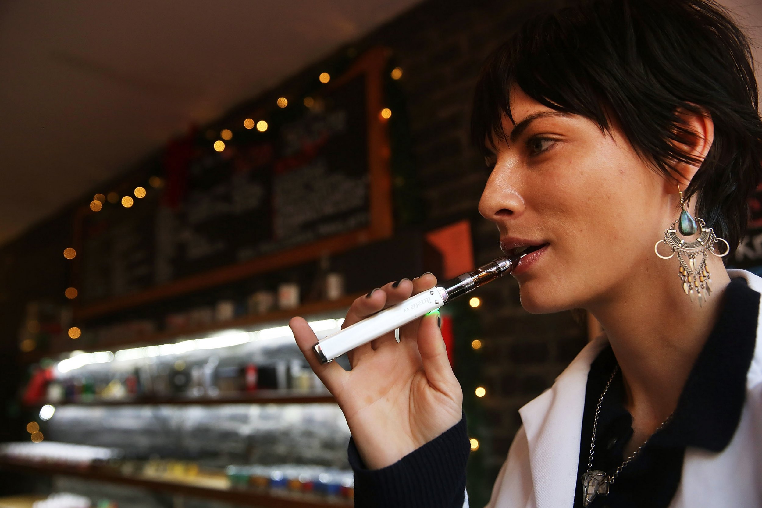 09_20_woman smoking e-cigarette_01