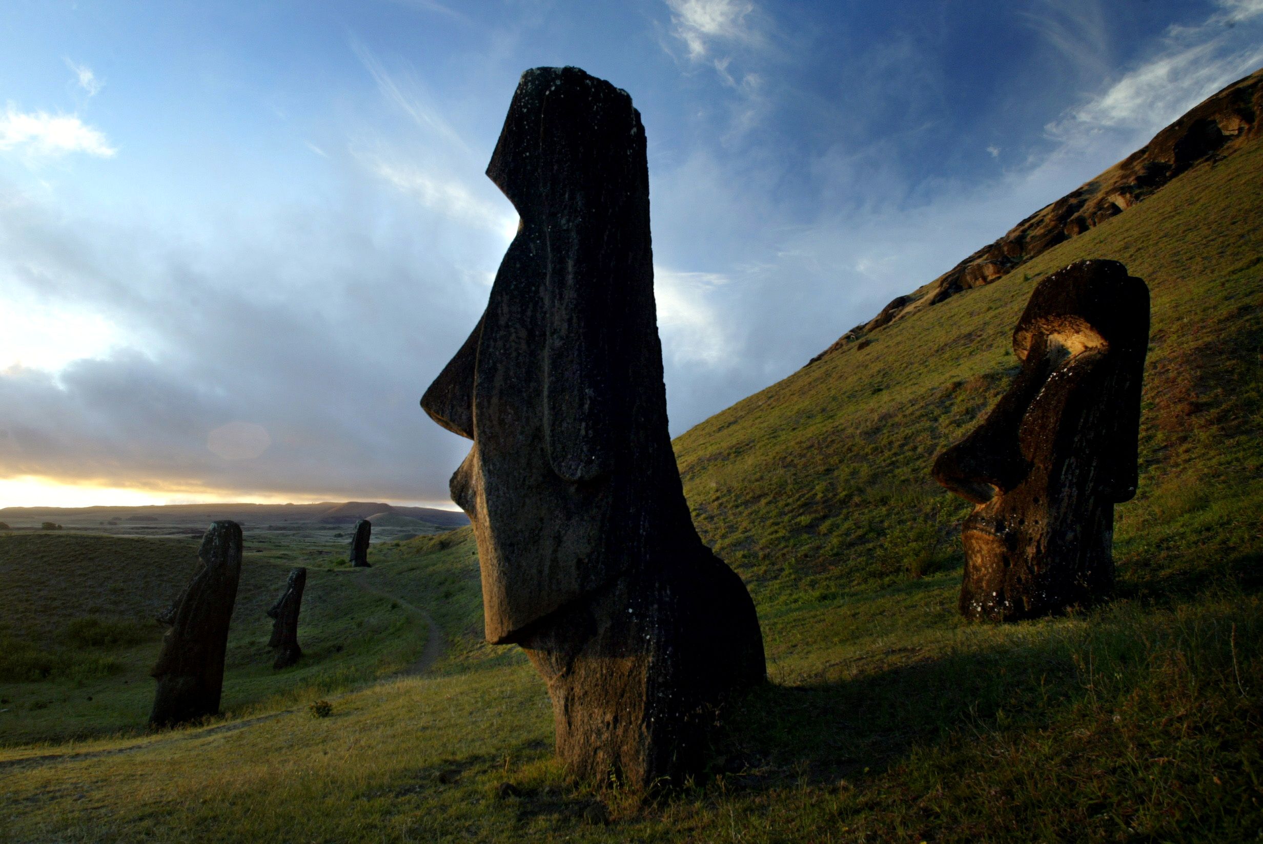 09_26-Easter_Island_Statues