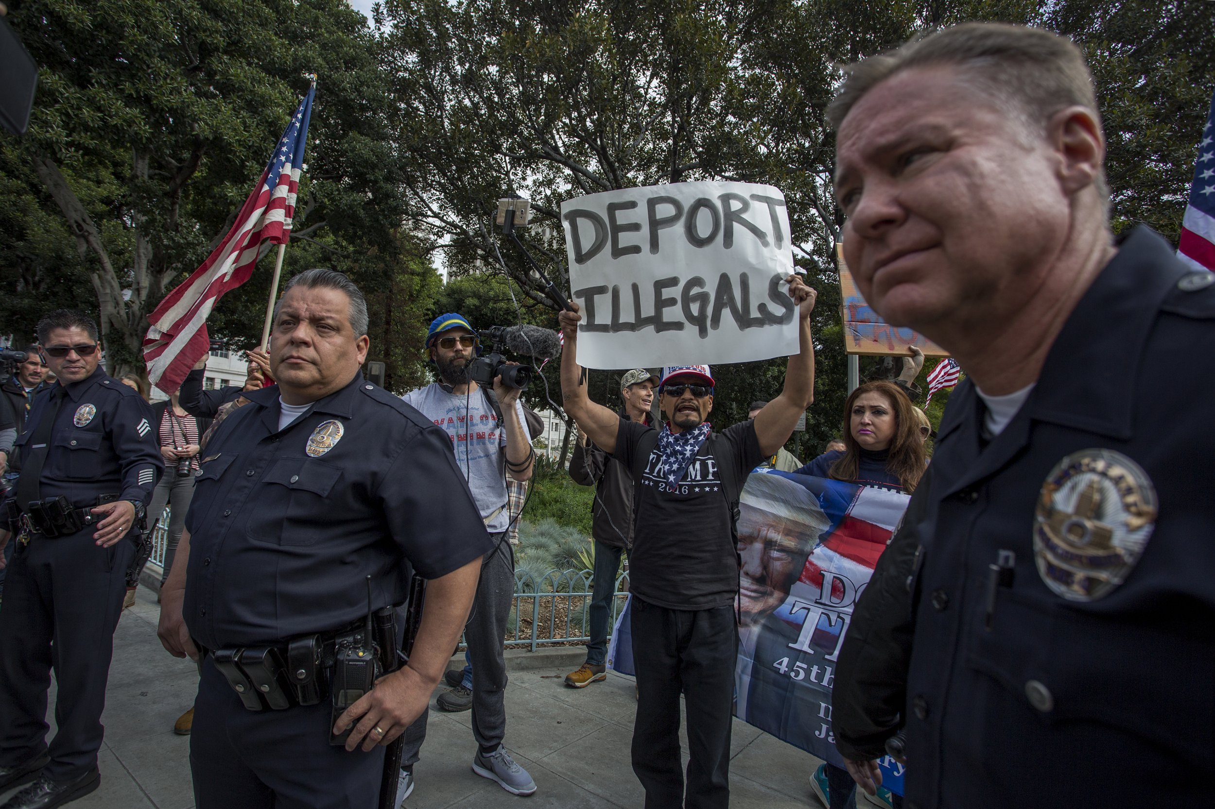 ice-arrests-nearly-500-immigrants-during-nationwide-sweep