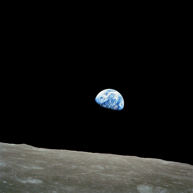 1024px-NASA-Apollo8-Dec24-Earthrise