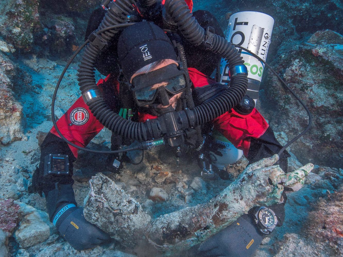 10_04_antikythera_shipwreck_arm