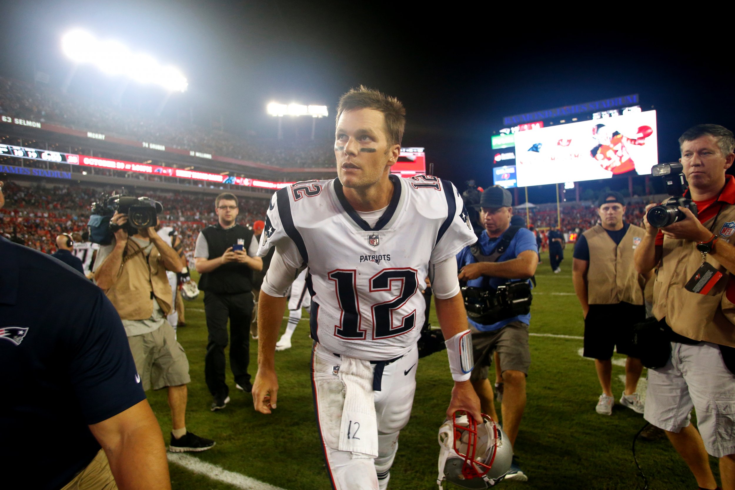 Tom Brady's Hand Is Injured and Some Patriots Fans Are Worried