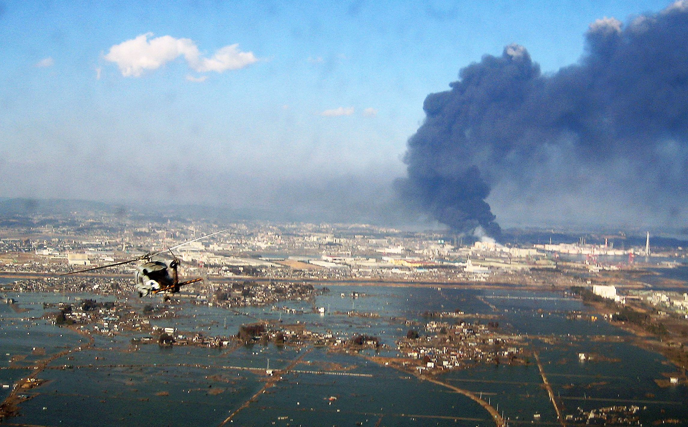 Nuclear disaster. ЦУНАМИ В Японии 2011 Фукусима. Авария на АЭС Фукусима-1 ЦУНАМИ. ЦУНАМИ Япония Фукусима 1. Землетрясение Фукусима 2011 ЦУНАМИ.