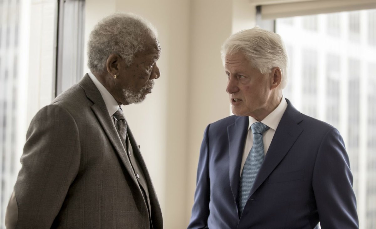 Morgan Freeman talks to Bill Clinton in "The Story of Us"