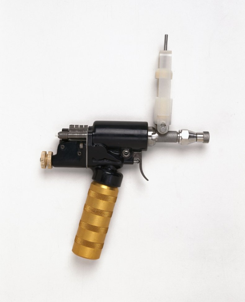1011_smallpox_gun