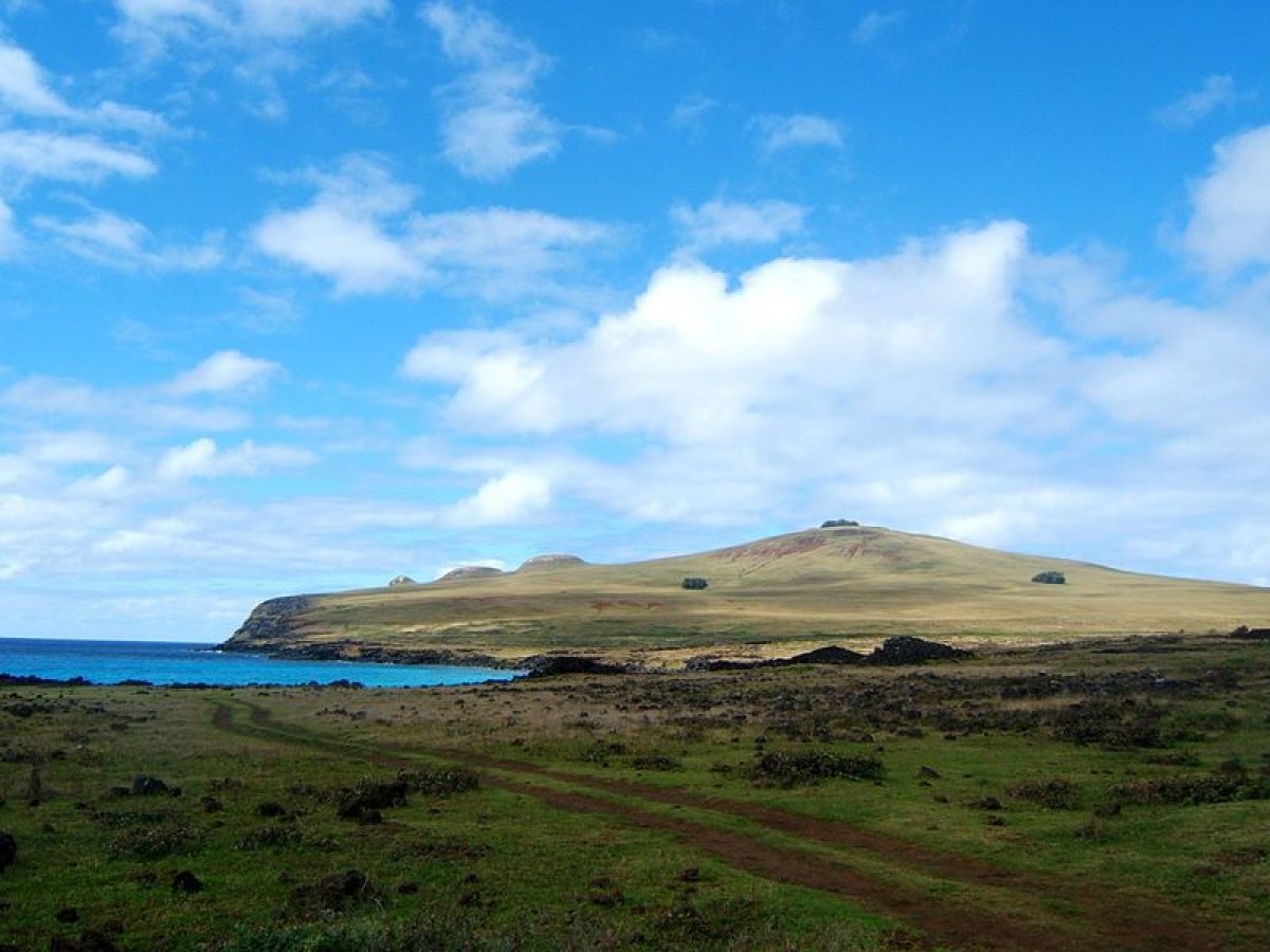 10_13_Easter Island landscape