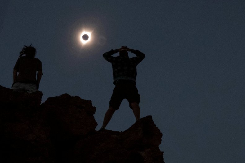 10_20_watching_solar_eclipse