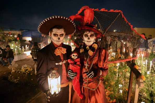 Papa Emeritus y sus discípulos reparten misas oscuras Gettyimages-186641559