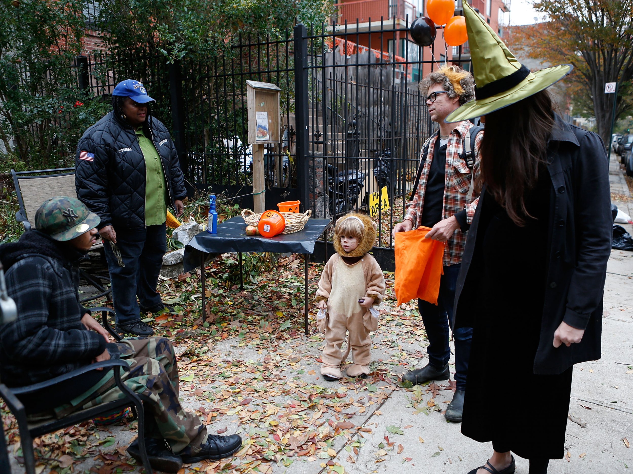 Walking Down The Street On A Halloween Night Communauté Mcms