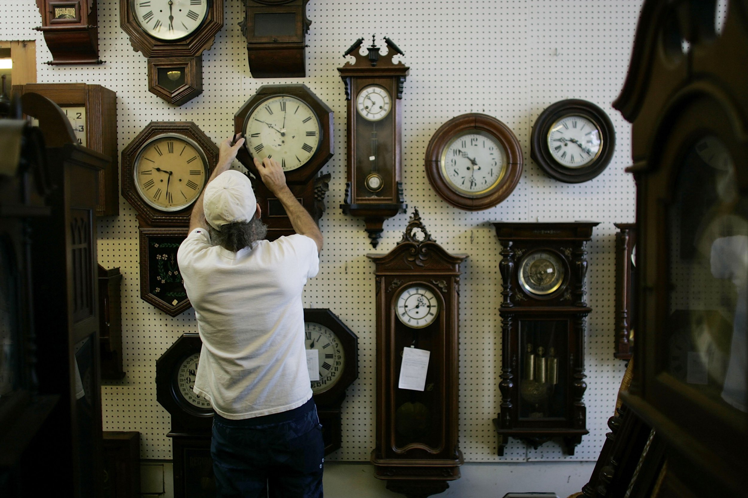 На связь в установленное время. Daylight savings time in England. Daylight savings time 2017. Мальчик переводит часы. Clock changing.