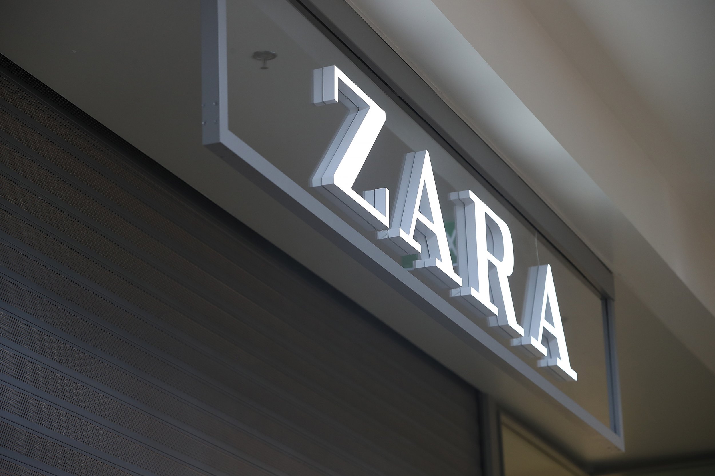 zara-customers-find-notes-from-unpaid-employees-inside-clothing