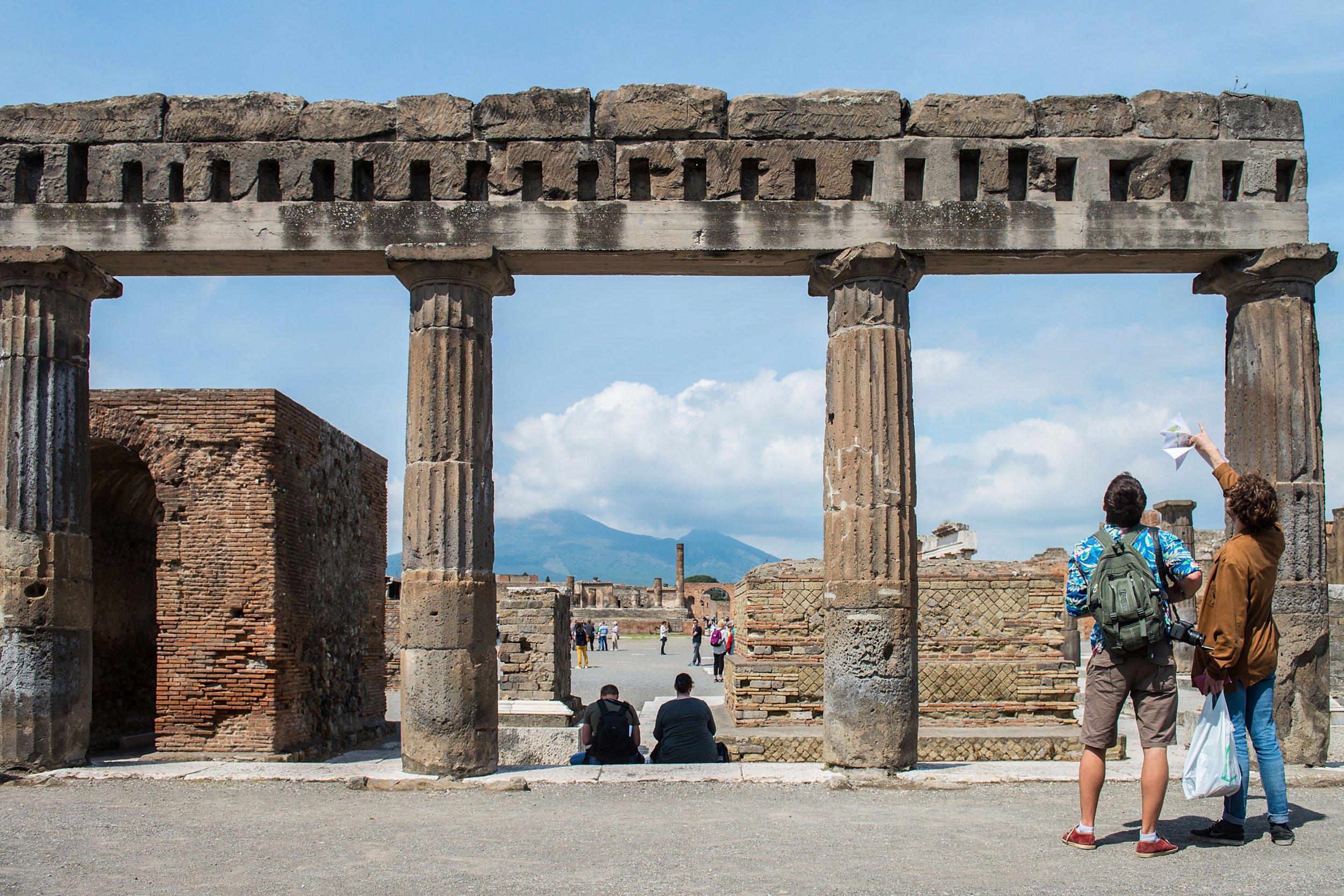 11_08_pompeii_ruins