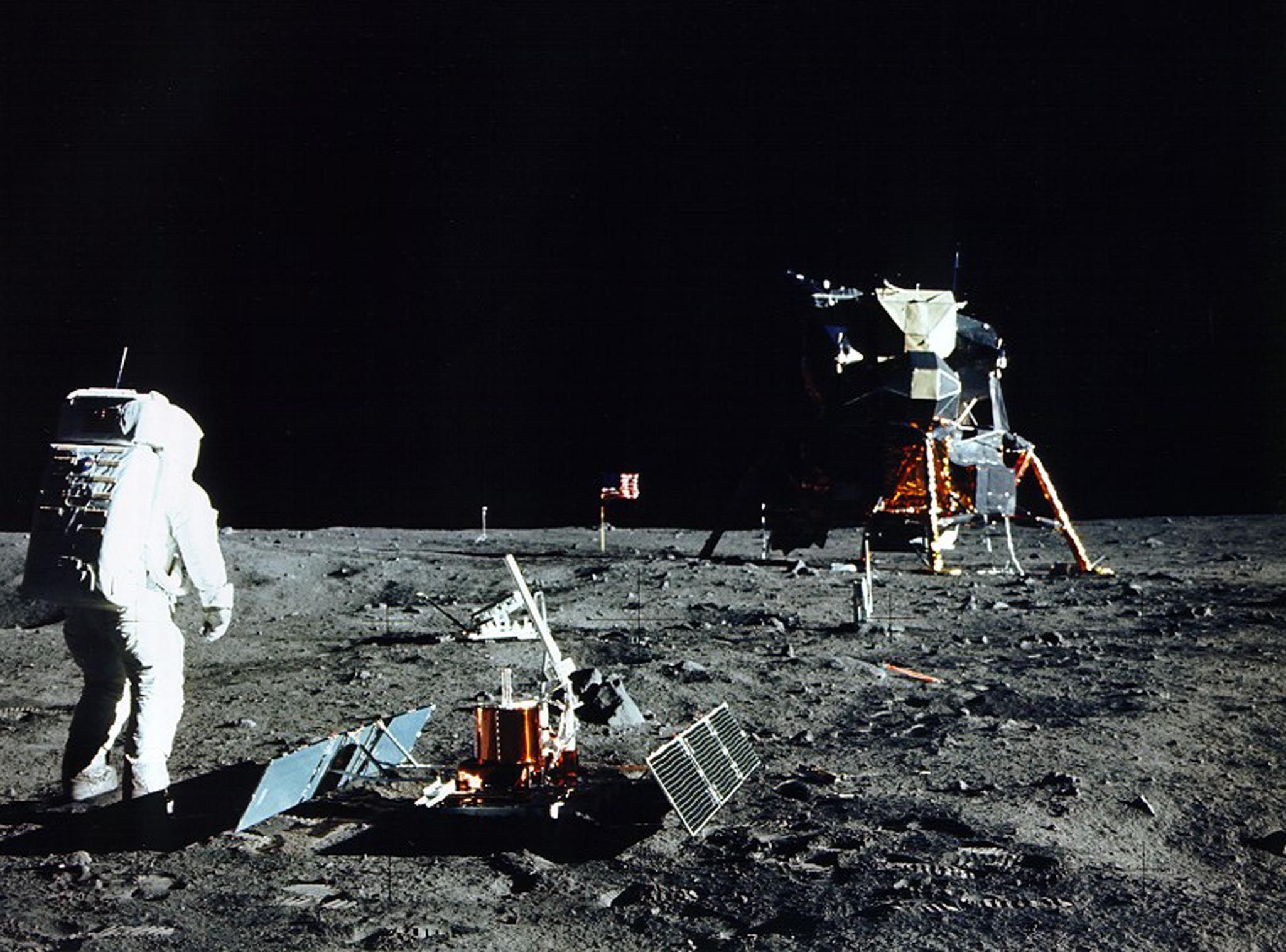 Photo claims to show proof of "fake" Apollo moon landing.